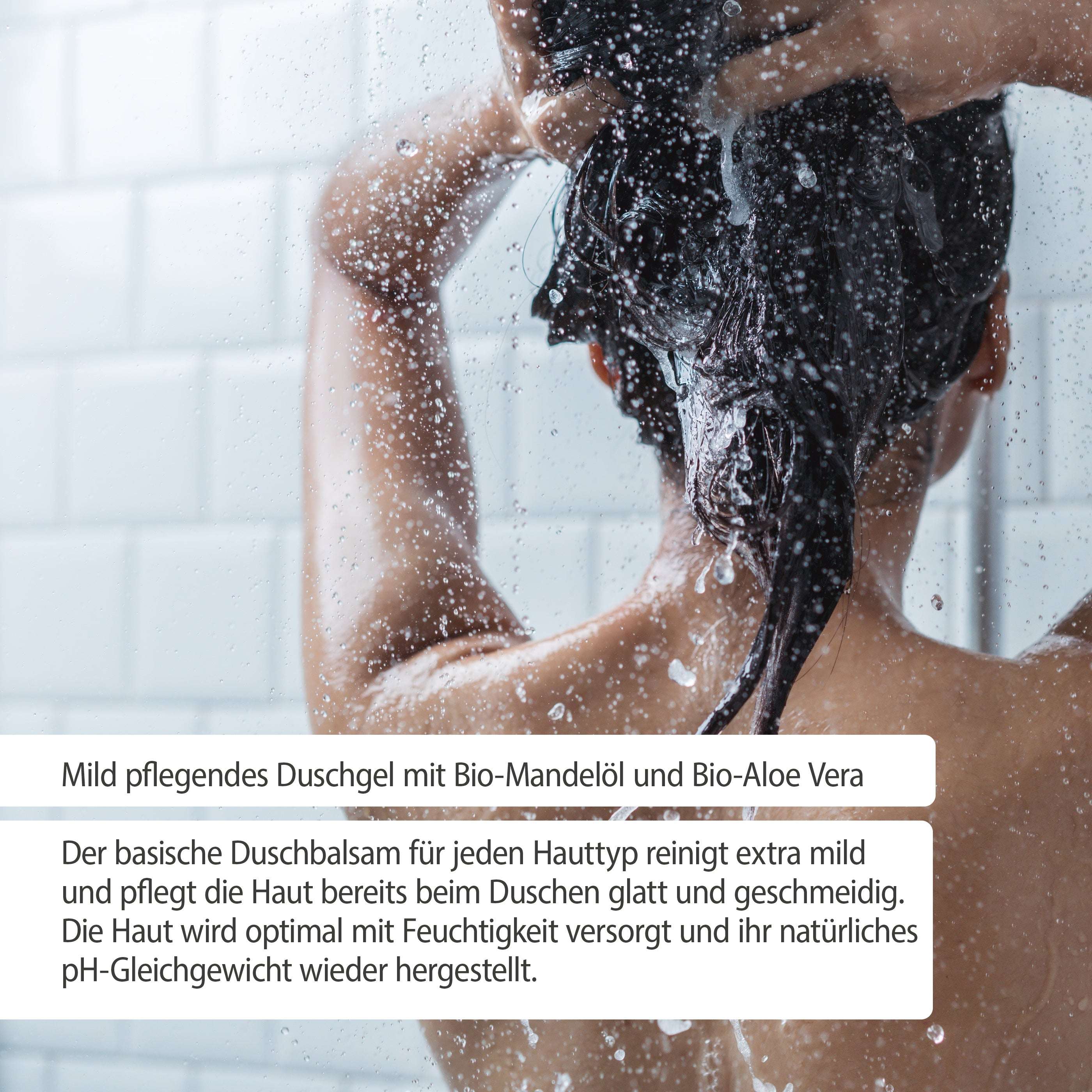 Eine Person wäscht sich unter der Dusche die Haare, während Wasser herunterläuft. Im Text wird der fitne Basischer Duschbalsam mit Bio-Mandelöl und Bio-Aloe Vera hervorgehoben – mild, pflegend, feuchtigkeitsspendend und pH-ausgleichend für die Haut.