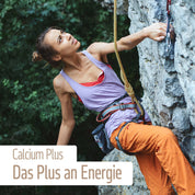 Eine Frau in Kletterausrüstung erklimmt eine Felswand und blickt entschlossen nach oben. Der Text auf dem Bild lautet: Calcium Plus Kapseln von FITNE Health Care - Das Plus an Energie für Muskeln und Knochen.