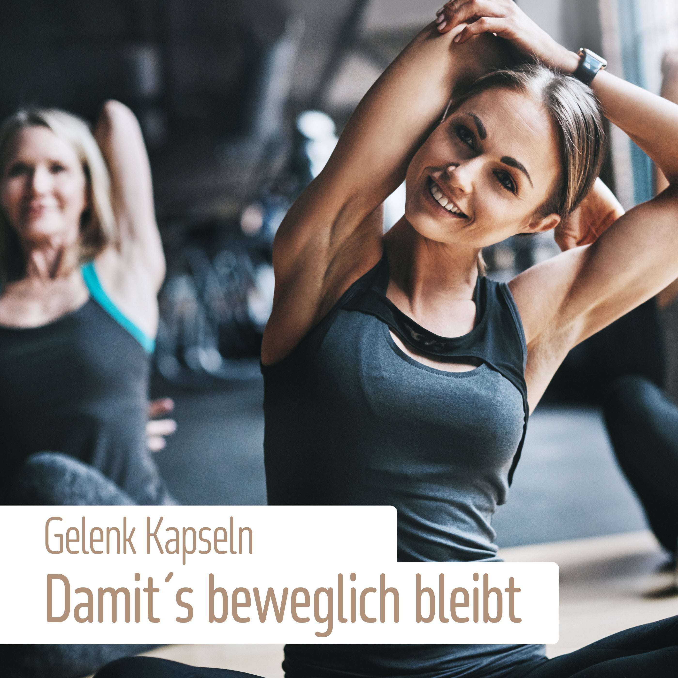 Eine lächelnde Frau in Sportkleidung trainiert mit einer Gruppe in einem Fitnesskurs. Deutscher Text: fitne Gelenkkapseln mit Mikronährstoffen – Damit’s beweglich bleibt.