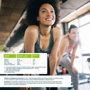 Eine lächelnde Frau mit lockigem Haar trainiert in einem Fitnessstudio neben einer anderen Frau. Über dem Bild sind die Nährwertangaben und Inhaltsstoffe von FITNE Health Care Gelenk Kapseln, die die Beweglichkeit der Gelenke unterstützen, eingeblendet.