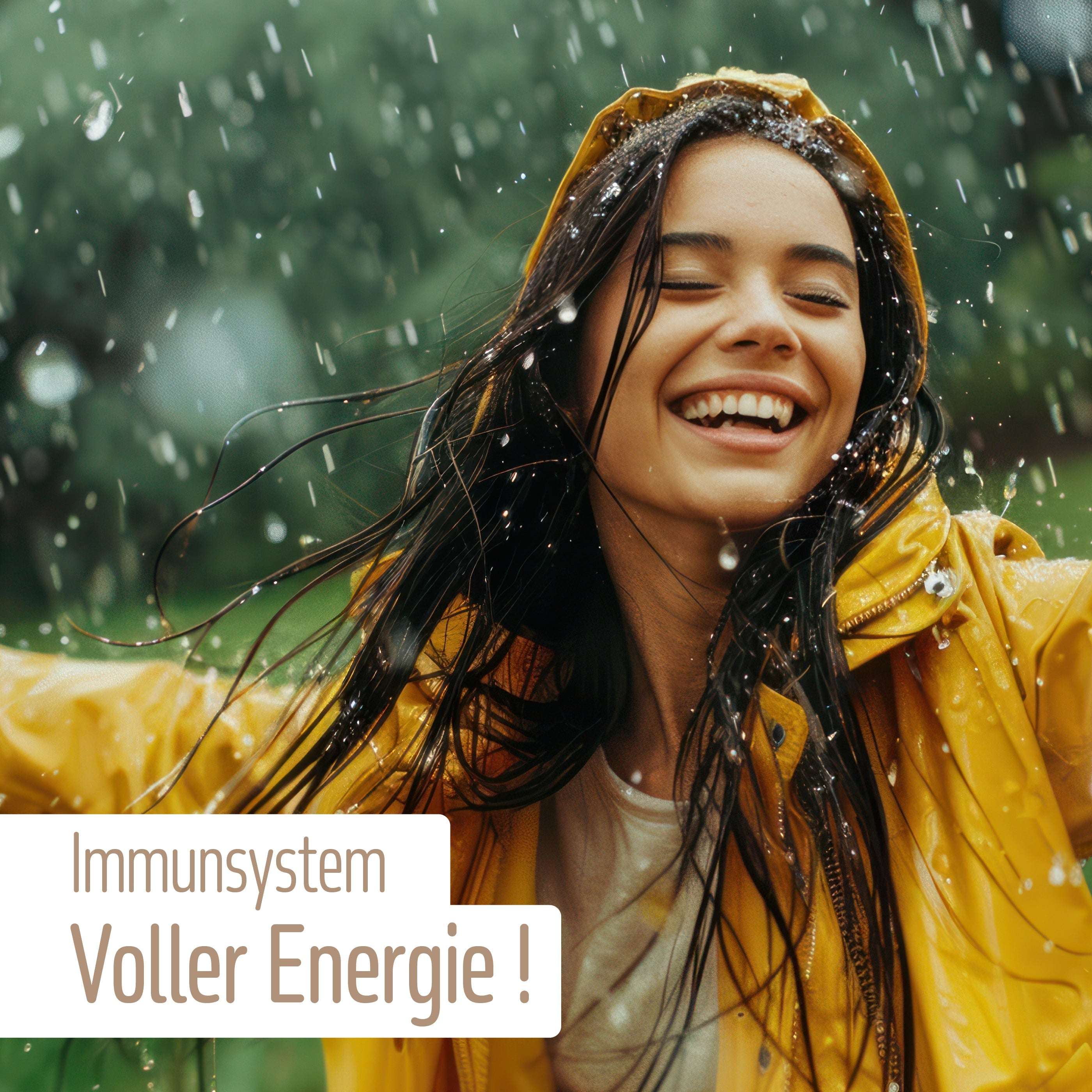 Eine junge Frau im gelben Regenmantel lächelt fröhlich im Regen. Der Text lautet: fitne Nährstoffkomplex Immunsystem – Voller Energie! Ergänzt mit Vitaminen und Mineralstoffen für zusätzlichen Schutz.