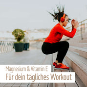 Eine Frau in Sportkleidung und roten Kopfhörern macht Squat-Sprünge auf Außentreppen. Deutscher Text: „Magnesium + Vitamin E Kapseln von fitne – für deinen Energiefluss beim täglichen Workout.“.