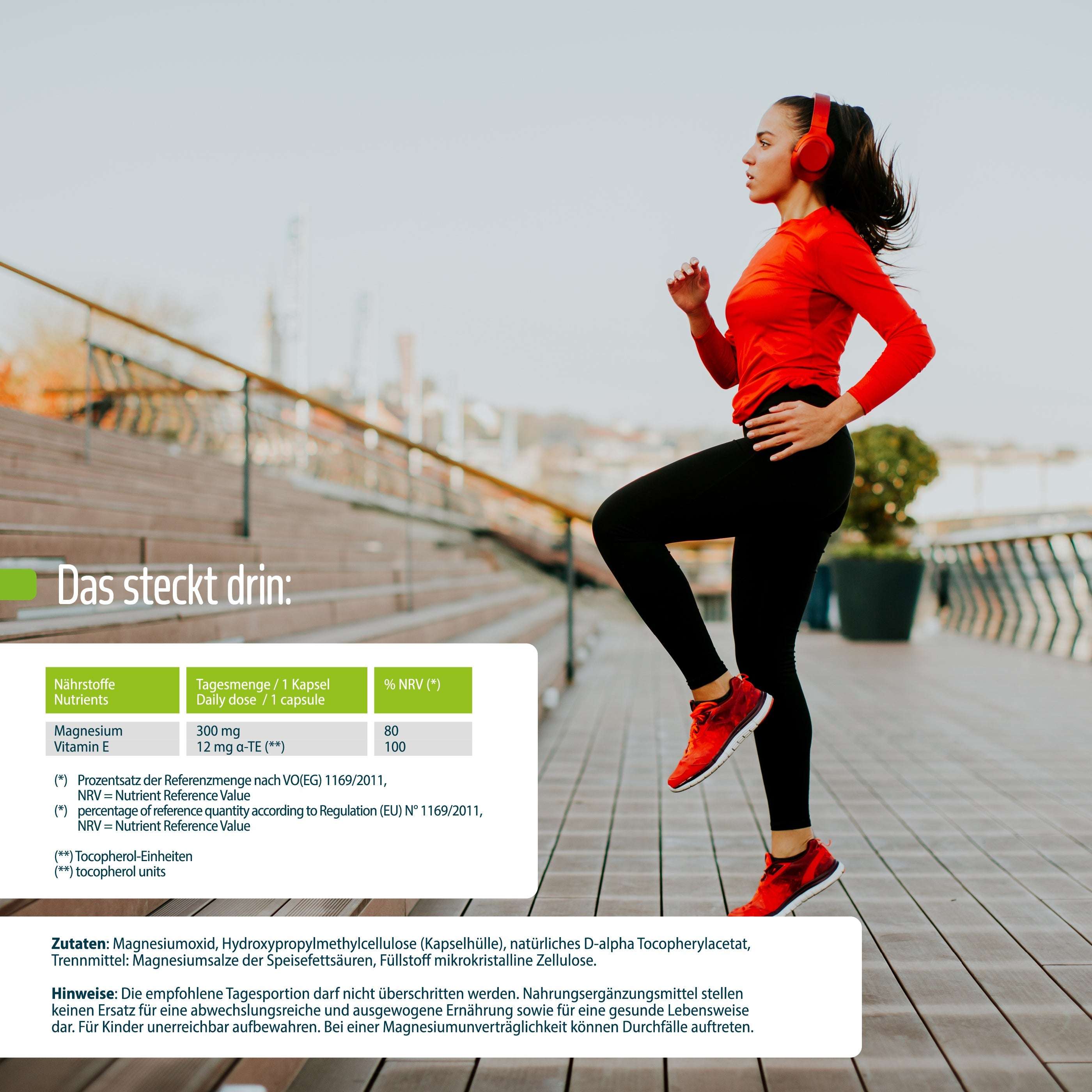Eine Frau in roter Sportkleidung und mit Kopfhörern trainiert auf einem Holzdeck. Nährwertangaben für fitne Magnesium + Vitamin E Kapseln mit dem Hinweis „Energiefluss“ sind auf Deutsch eingeblendet.