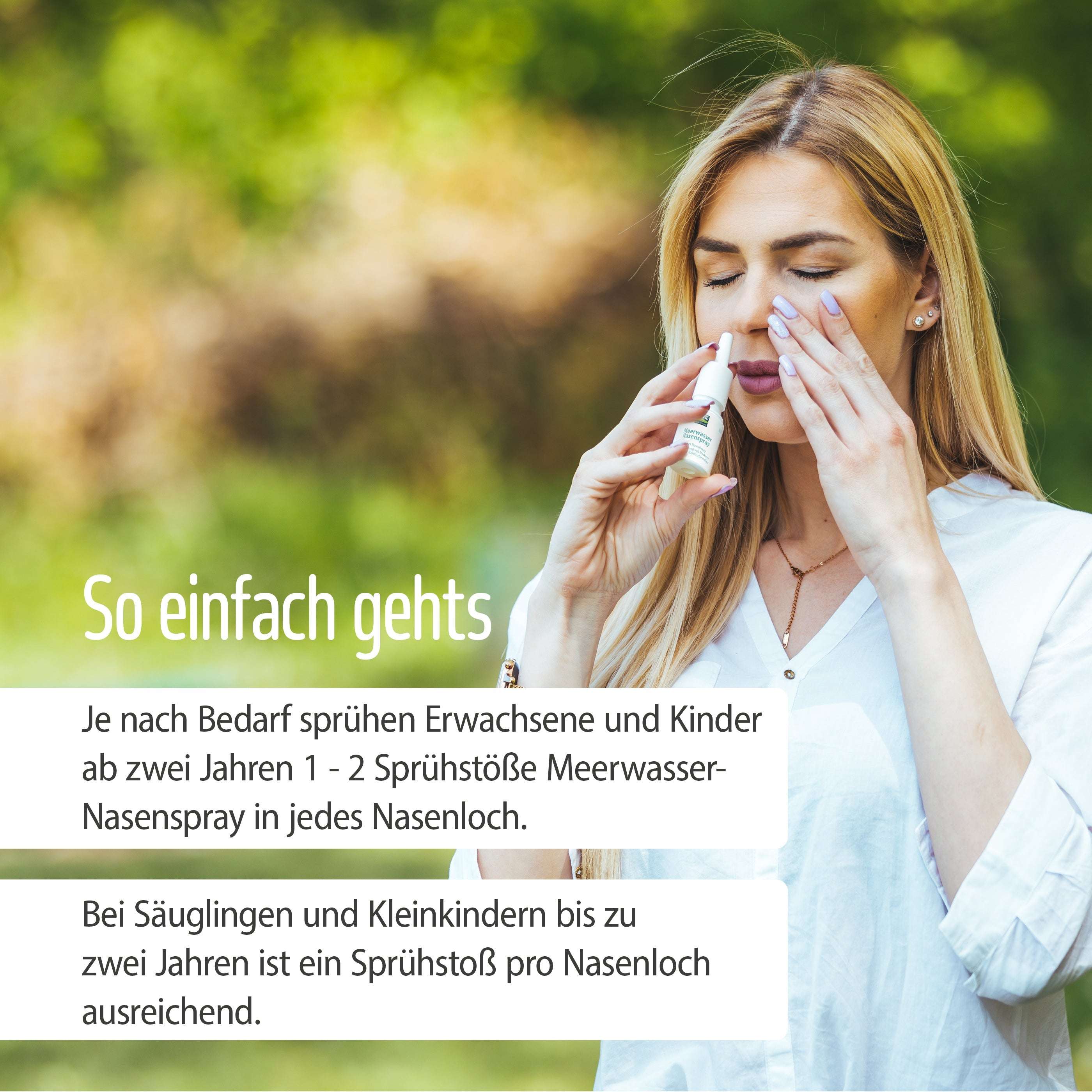 Eine junge Frau mit langen blonden Haaren benutzt im Freien fitne Meerwasser Nasenspray. Ein deutscher Text erklärt, wie Erwachsene und Kinder die natürliche Meerwasserlösung zur Befeuchtung der Nasenschleimhaut verwenden können. Üppiges Grün ziert den Hintergrund.