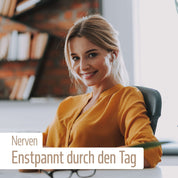 Eine lächelnde blonde Frau in gelber Bluse sitzt an einem modernen Büroschreibtisch. Der deutsche Text lautet: Nerven: Entspannt durch den Tag – dank fitne Nährstoffkomplex Nerven mit Vitamin-B-Komplex zur Unterstützung des Nervensystems.