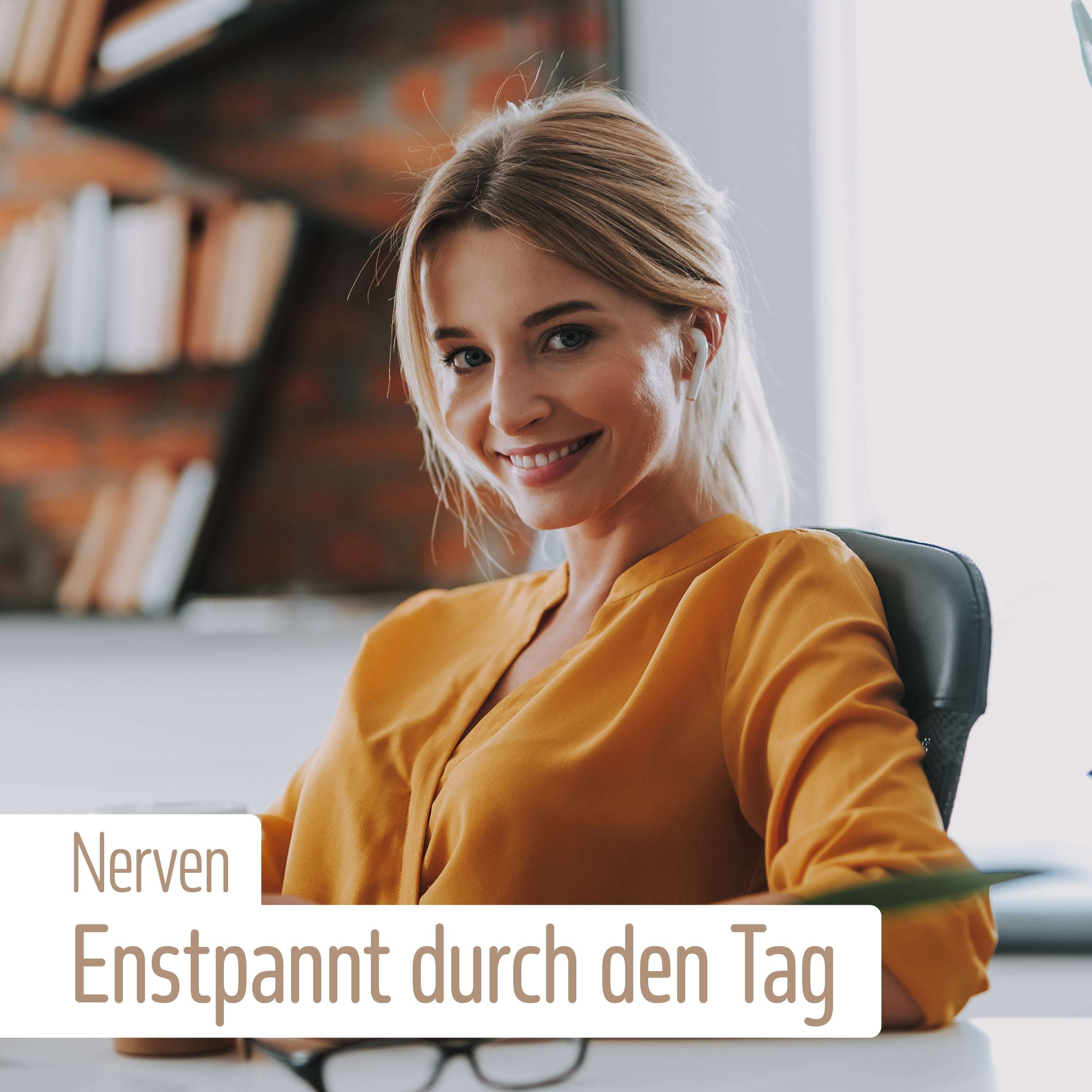 Eine lächelnde blonde Frau in gelber Bluse sitzt an einem modernen Büroschreibtisch. Der deutsche Text lautet: Nerven: Entspannt durch den Tag – dank fitne Nährstoffkomplex Nerven mit Vitamin-B-Komplex zur Unterstützung des Nervensystems.