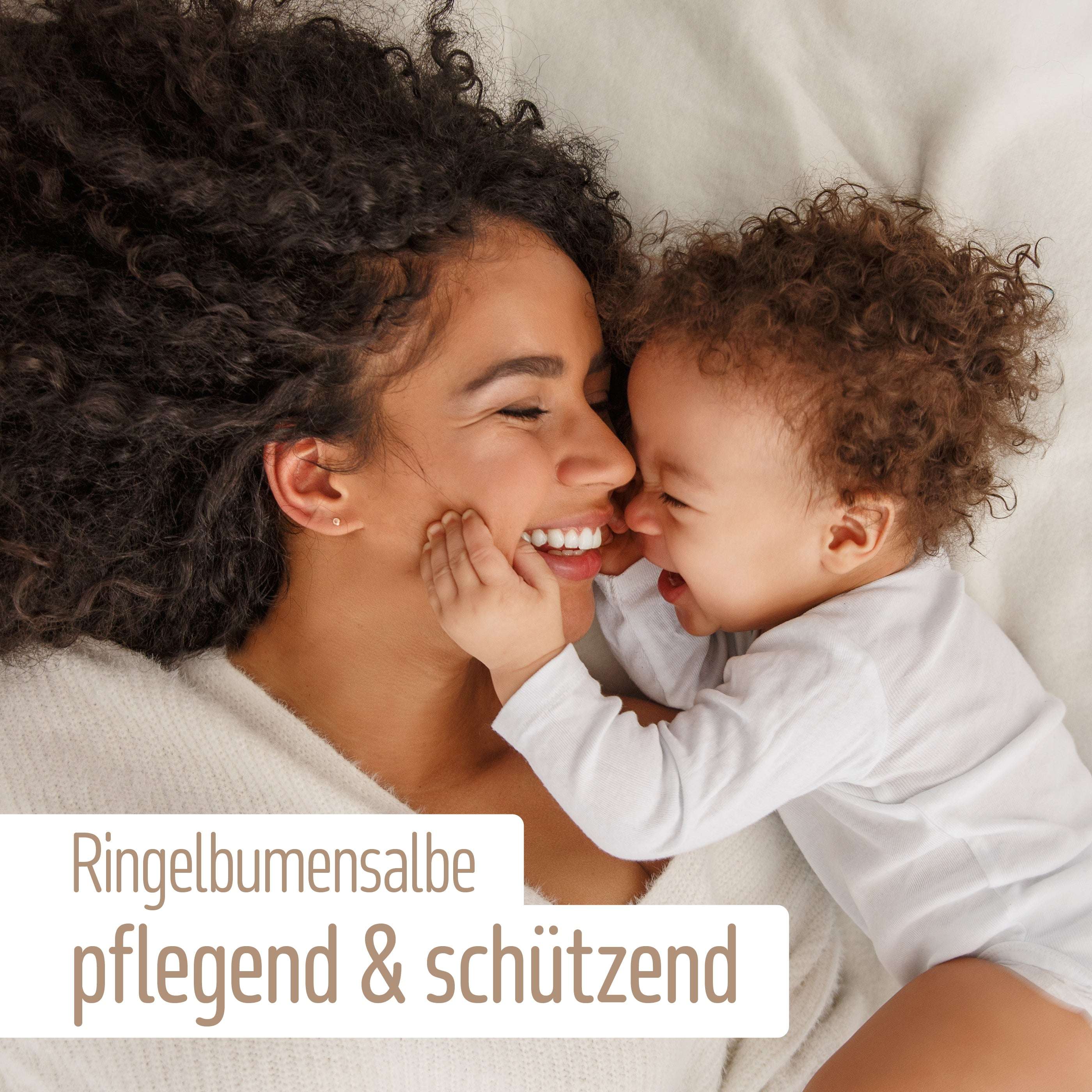 Eine lächelnde Frau und ein glückliches Baby kuscheln auf einem Bett. Text in Deutsch: Mit Bio Olivenöl und Calendula - Bio Ringelblumen Salbe von FITNE Health Care, pflegend & schützend.