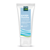 Eine weiĂźe Tube fitne Basischer Duschbalsam mit blauer und grĂĽner Wellengrafik und Bio-Aloe Vera steht aufrecht auf weiĂźem Hintergrund mit deutschem und englischem Text auf dem Etikett.