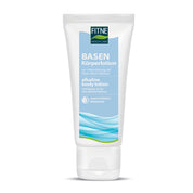 Eine weiße Tube fitne Basische Körperlotion mit blau-grünem Etikettentext, Wellendesign und angereichert mit Bio-Aloe Vera steht aufrecht auf weißem Hintergrund.