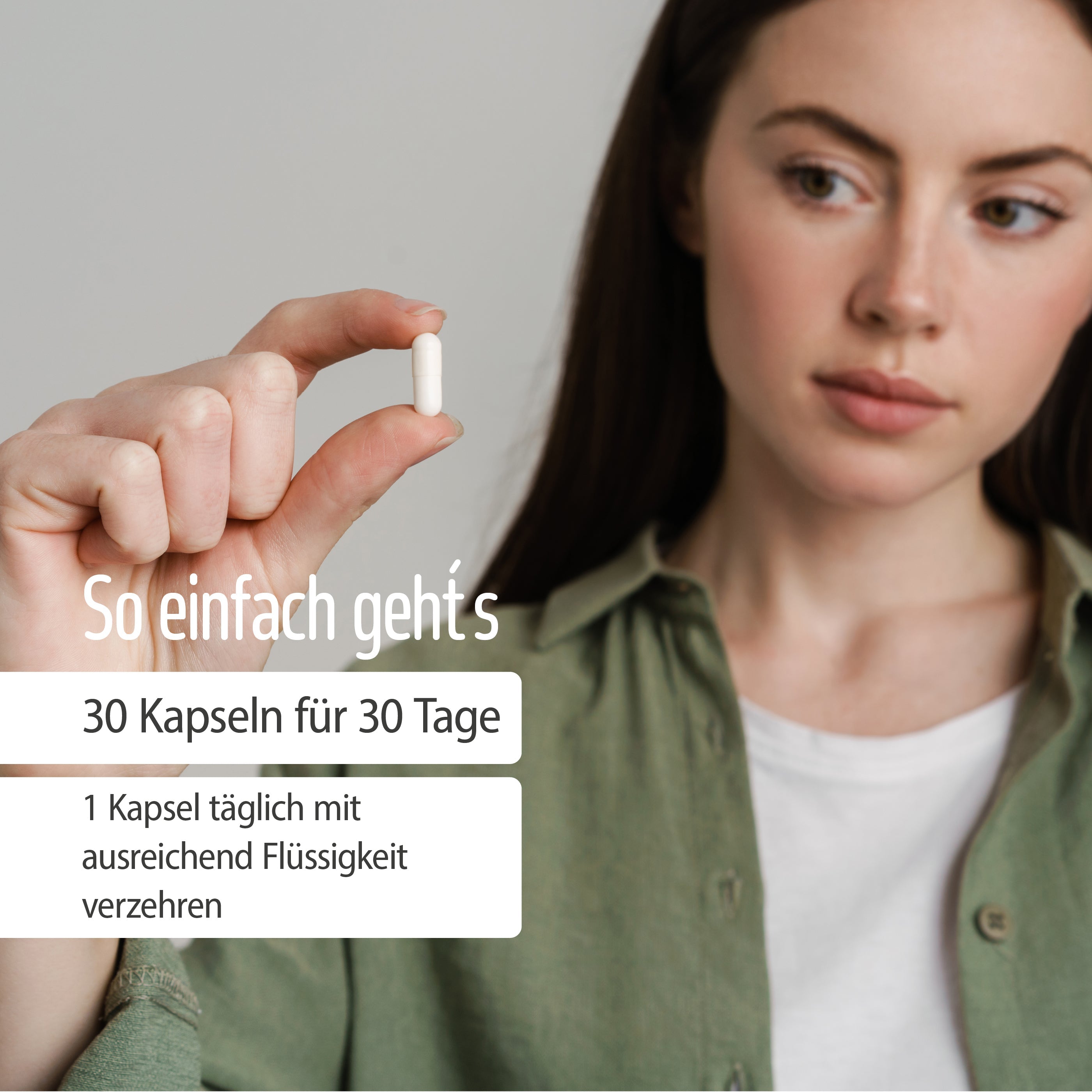 Eine Frau im grünen Hemd hält eine weiße Kapsel in der Hand. Der Text auf Deutsch besagt, dass die tägliche Einnahme einer Fitne Eisen Komplex Kapsel mit ausreichend Flüssigkeit für 30 Tage ausreicht.