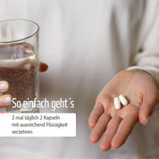 Eine Person hält zwei weiße Kapseln und ein Glas Wasser. Der deutsche Text auf dem Bild enthält Dosierungsanweisungen für den Nährstoffkomplex Knorpel & Knochen von fitne, der Knochen und Knorpel unterstützen soll.