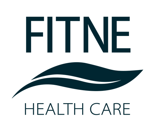 Logo mit den Worten „FITNE HEALTH CARE“ und einer stilisierten Blattgrafik zwischen den beiden Wörtern. Das Design zeichnet sich durch klare Linien und ein dunkles Blaugrün aus.