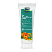 Eine weiĂźe Tube FITNE Health Care Bio Ringelblumen Salbe mit grĂĽner Aufschrift, einem Foto von orangefarbenen RingelblumenblĂĽten und deutsch/englischem Text zur Pflege stark beanspruchter Haut.