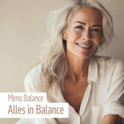 Eine lächelnde Frau mit langen, welligen grauen Haaren in einem weißen Hemd verkörpert Wohlbefinden in den Wechseljahren. Der Text „Meno Balance Alles in Balance“ wirbt für fitne Meno Balance Kapseln – Vitamin für die Frau.