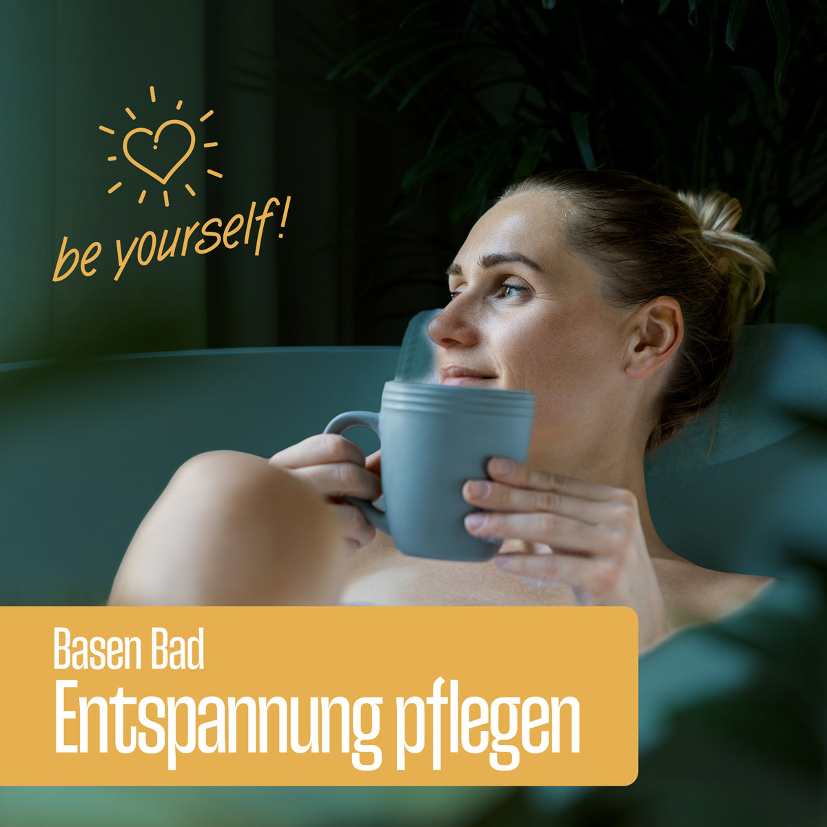 Eine Frau entspannt sich in einer Badewanne und lächelt mit einer grauen Tasse. Darüber steht "Sei du selbst!" und ein Herz, in Gelb "Basen Bad Entspannung pflegen". Bio-Jojobaöl und Basen-Bad von FITNE Health Care sorgen für wohltuende Pflege in dieser ruhigen Umgebung.