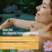 Eine Frau genießt ein entspannendes Bad mit FITNE Health Care Basen-Bad, umgeben von schwimmenden Blumen und mit einer rosa Blüte in der Hand. Der deutsche Text erklärt die wohltuende Wirkung und Anwendung dieses basischen Badesalzes.