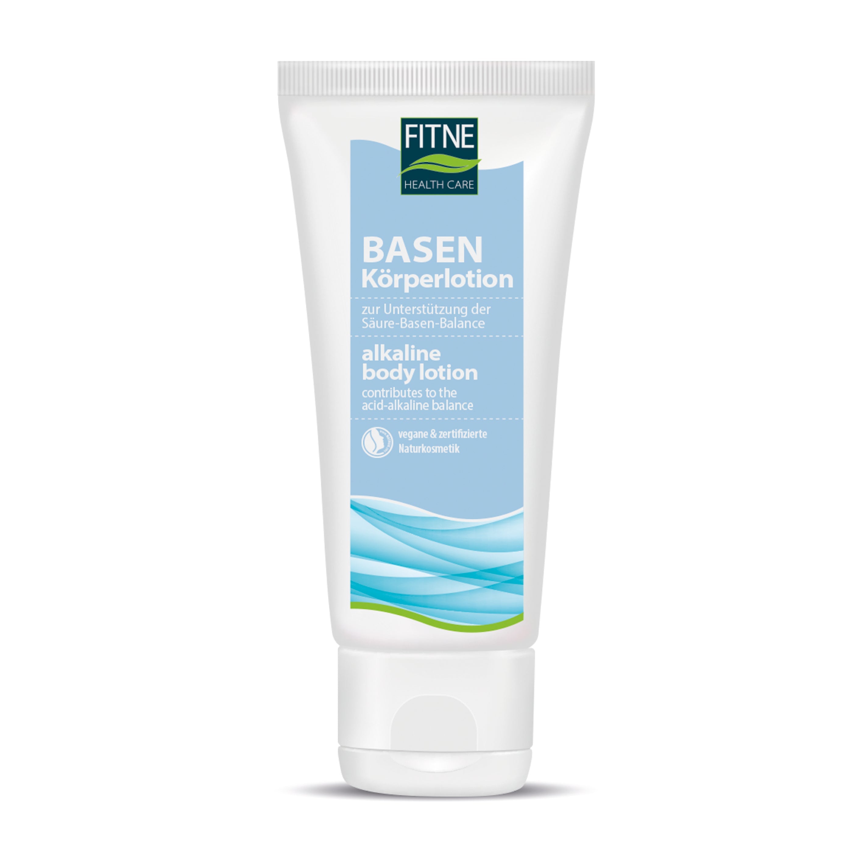 Eine weiße Tube fitne Basische Körperlotion mit blau-grünem Etikettentext, Wellendesign und angereichert mit Bio-Aloe Vera steht aufrecht auf weißem Hintergrund.