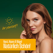Eine lächelnde Frau mit langen roten Haaren steht vor einem grünen Hintergrund. Der Text lautet "Sei du selbst!" und "FITNE Health Care Nährstoffkomplex Haut, Haare & Nägel Natürlich schön!" in Gelb und Weiß auf einem gelben Banner.