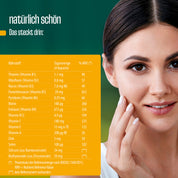 Eine Frau mit glatter Haut lächelt und berührt ihre Wange. Neben ihr steht auf einer gelben Schachtel der Nährstoffkomplex Haut, Haare & Nägel von FITNE Health Care mit Biotin, Zink, Vitamin A unter der Überschrift "natürlich schön" in deutscher Sprache.