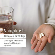 Eine Person hält zwei weiße Kapseln und ein Glas Wasser. Der deutsche Text erklärt die Einnahme von zweimal täglich 1 fitne Meno Balance Kapsel – ideal als Vitamin für Frauen in den Wechseljahren, mit 60 Kapseln für einen 30-Tage-Vorrat.