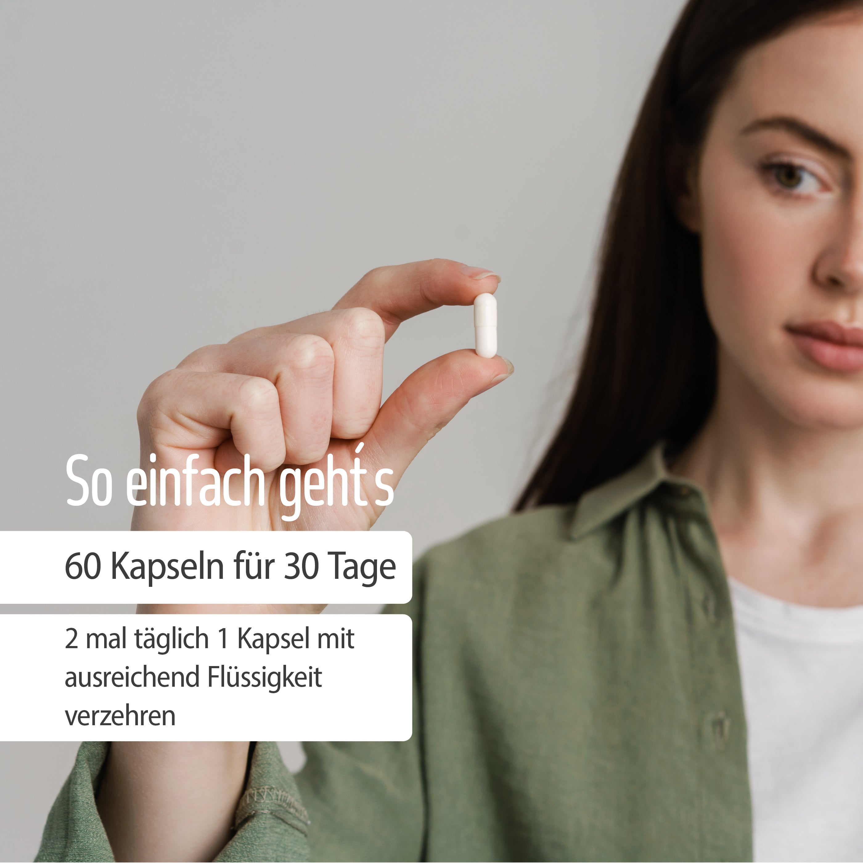 Eine Frau im hellgrünen Shirt hält eine weiße VitalBalance-Kapsel von fitne in der Hand. Der deutsche Text erklärt die Dosierung der 60 Kapseln: 2-mal täglich 1 Kapsel mit reichlich Flüssigkeit einnehmen.