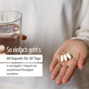 Eine Hand hält drei fitne Vitamin B Komplex Kapseln, die andere ein Glas Wasser. Deutschsprachiger Text erklärt: 3-mal täglich 1 Kapsel mit ausreichend Flüssigkeit einnehmen.